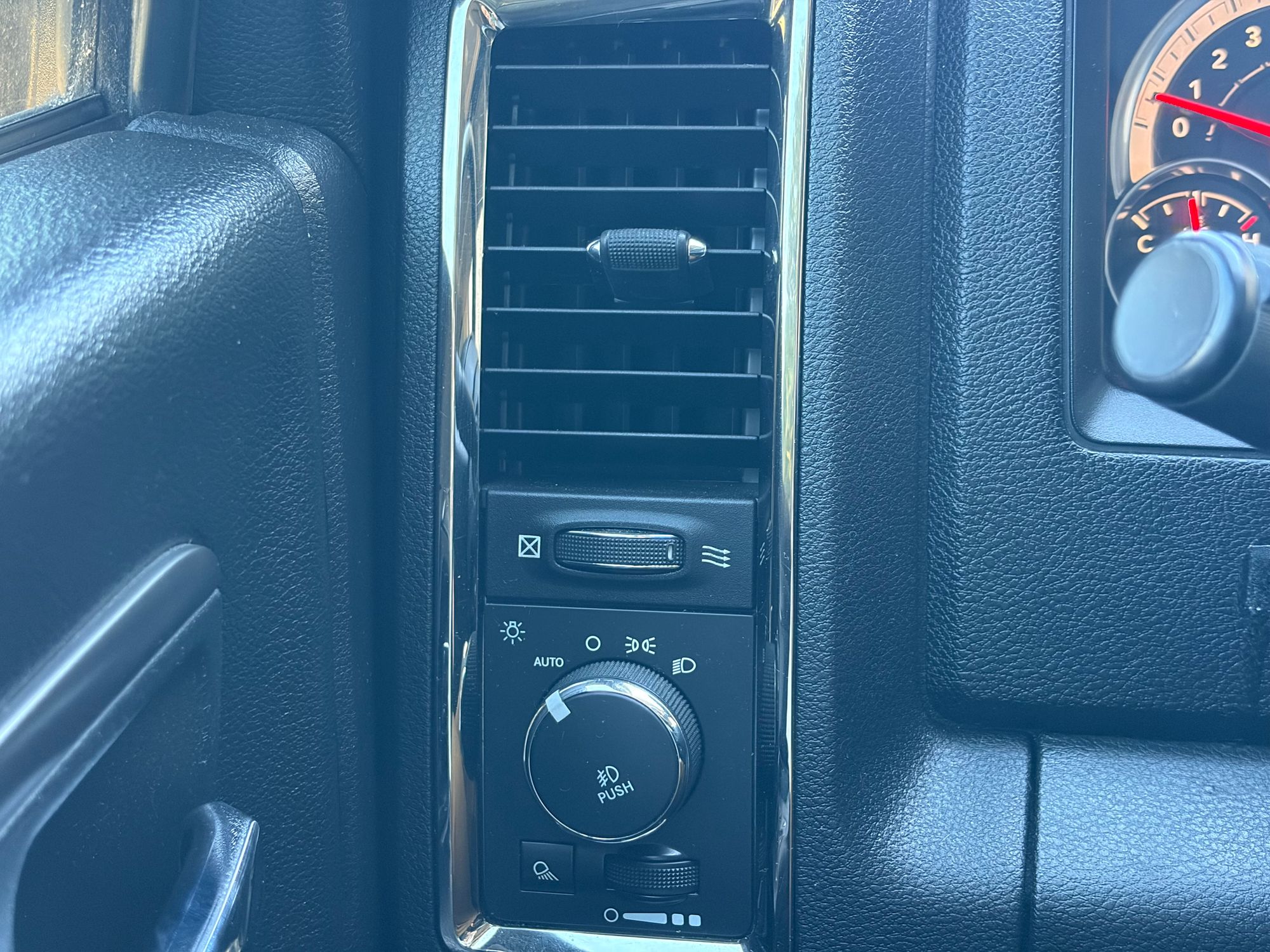 2015 RAM Ram 1500 Pickup Sport - Photo 23